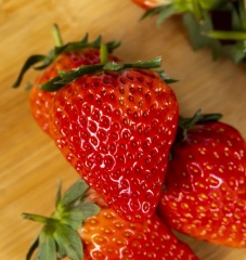 正宗丹东99草莓新鲜东港红颜九九草莓整箱当季水果牛奶大草莓三斤大果